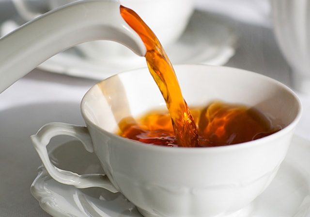 Suka Minum Teh Setelah Makan? Waspadai 4 Bahaya Kesehatan Ini