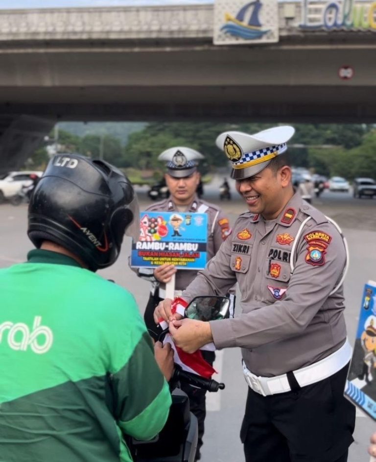 Ajak Pengendara Jaga Ketertiban dan Keamanan, Satlantas Bagikan 200 Bendera Merah Putih