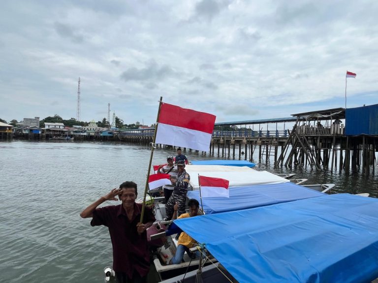 Bagikan ke Rumah dan Penambang Boat, Kegiatan Pembagian Bendera Merah Putih oleh Polisi dan TNI AL