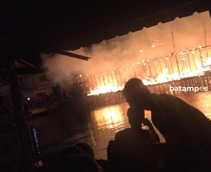 Ledakan Misterius Disusul Kebakaran, Tujuh Rumah di Sedanau Musnah