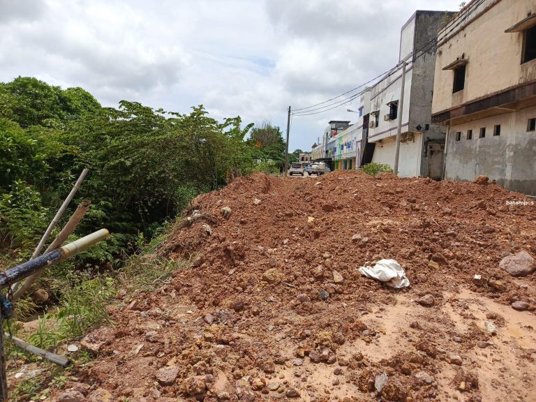 Proyek Belakang Mitra Mall Batuaji Tuai Sorotan, Drainase Ditimbun