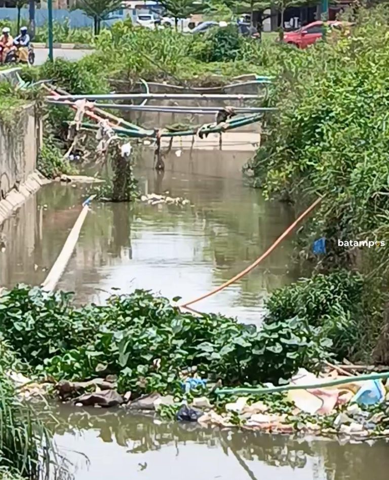 Drainase Batuaji–Sagulung Tersumbat, Warga Cemas Banjir Terulang