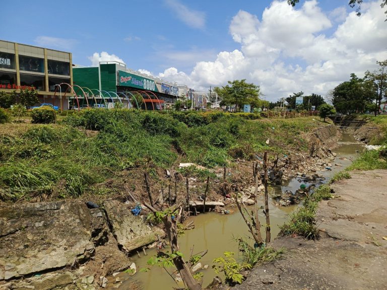 Tebing Drainase R. Suprapto Amblas, Warga Waswas Jalur Vital Terputus