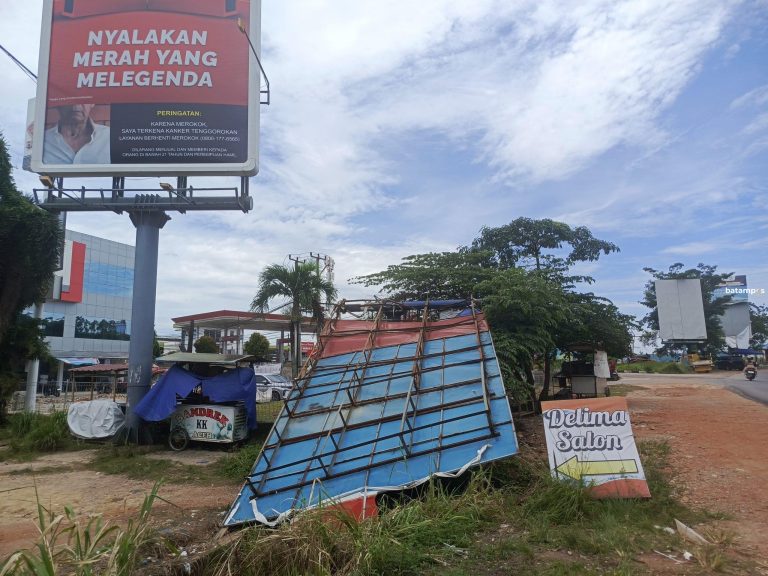 Reklame Kropos Ancam Keselamatan, Warga Batuaji–Sagulung Gelisah