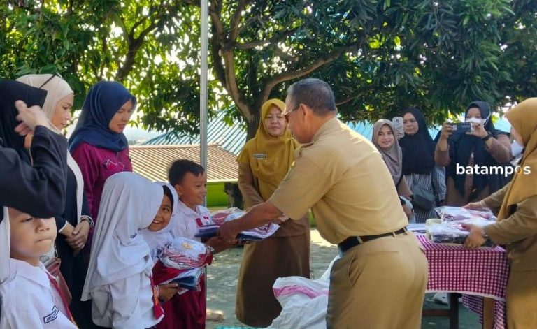 Distribusi Seragam Gratis untuk Murid Baru di Batam Tuntas 100 Persen