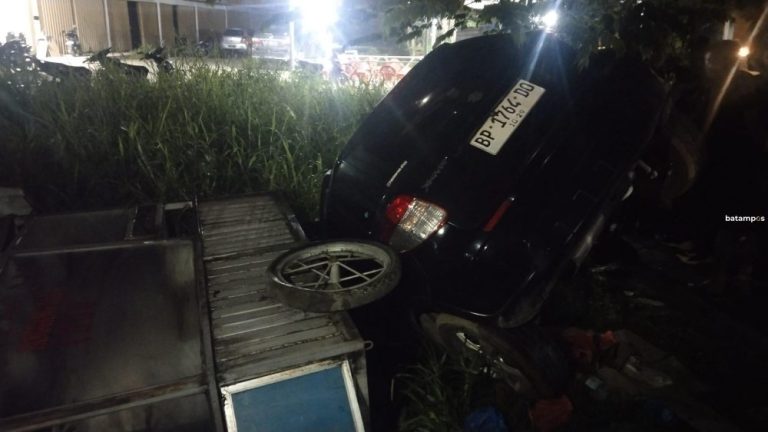 Suzuki X-Over Terjungkal ke Parit Usai Tabrak Gerobak Gorengan di Marina