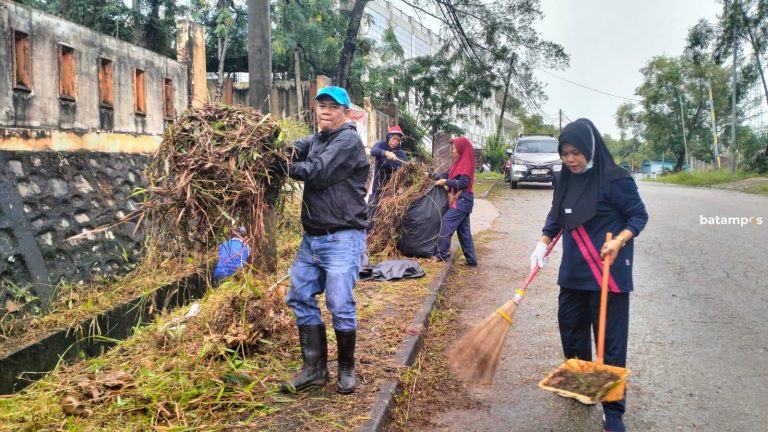 Cegah Banjir dan DBD, Warga Tanjung Pinggir Gelar Gotong Royong