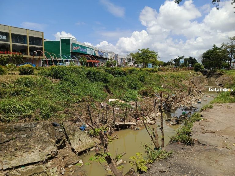 Tanggul Drainase Runtuh, Akses Mukakuning–Batuaji Terancam Lumpuh