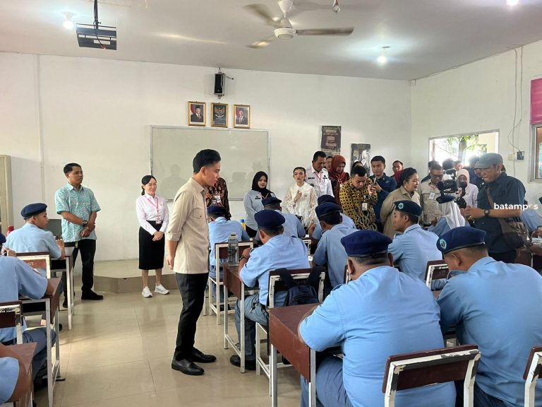 Wapres Gibran: Gimana enak? Pas untuk Serapan, Tinjau Program Makan Bergizi Gratis di SMKN I Batam