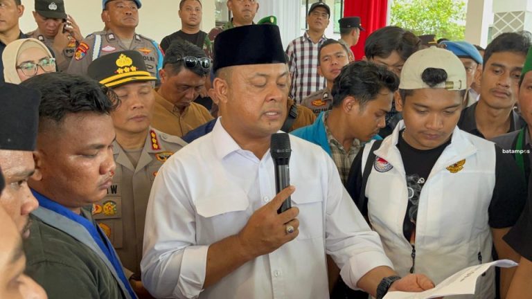 Ketua DPRD Kepri Temui Demonstran, Terima Aspirasi Mahasiswa Kepri