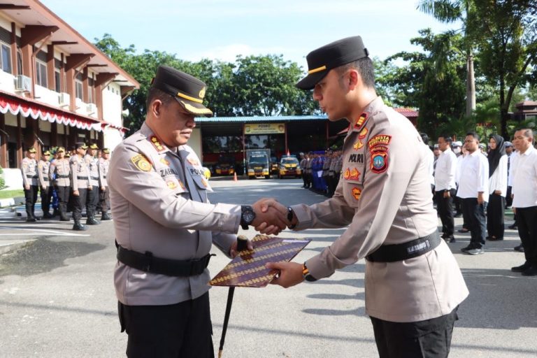 Kapolresta Barelang Beri Penghargaan Kapolsek Batu Aji yang Jadi Komandan Paskibraka di Istana Negara