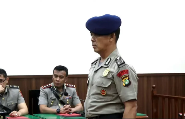 Sopir Rantis Brimob yang Tabrak dan Lindas Driver Ojol Affan Kurniawan Menangis Usai Dengar Putusan Sidang Etik
