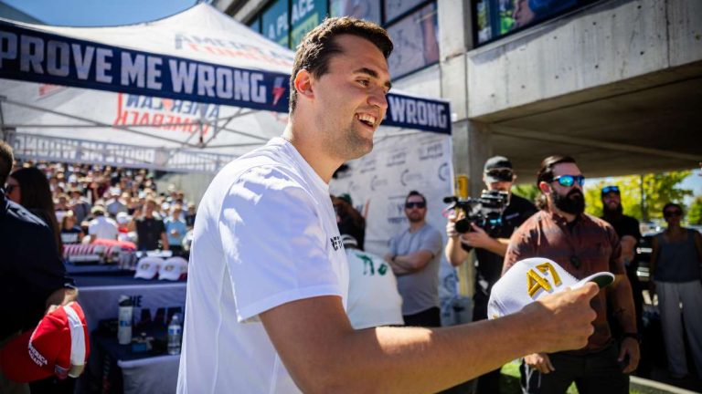 Mengenang Charlie Kirk, Aktivis Konservatif AS Pendukung Trump yang Hidupnya Terhenti oleh Satu Peluru