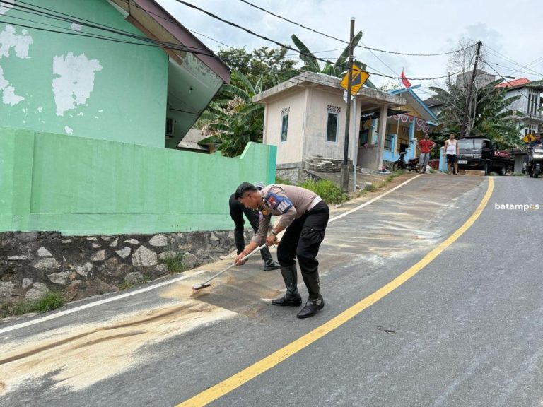 Tumpahan Solar Bikin Jalan di Anambas Licin, Warga Resah