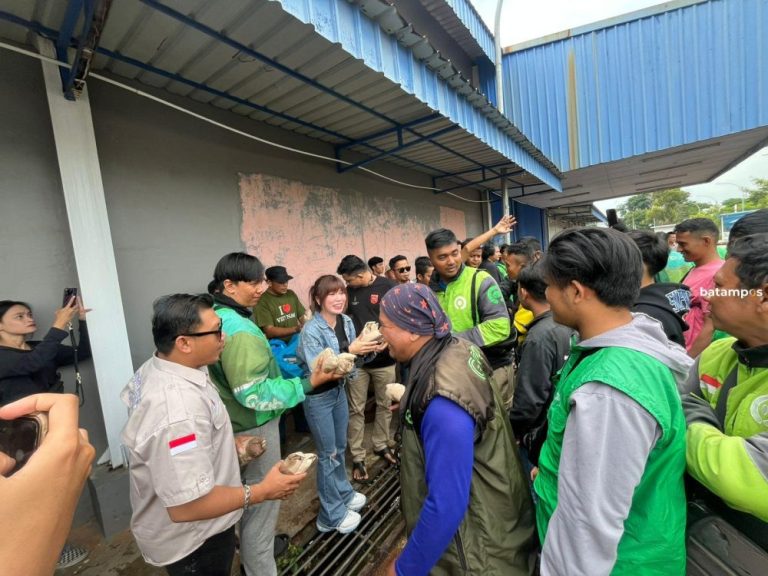 Selebgram Batam Misscawaii Bagikan 1.000 Nasi Bungkus untuk Driver Ojol