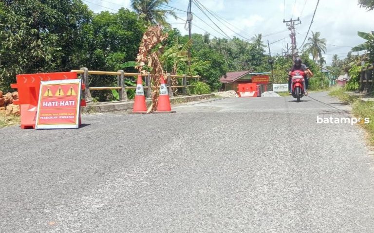 Nyaris Ambruk! Jembatan Kampung Baru Lingga Diperbaiki Sementara