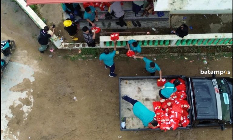 PT BSSTEC Bagikan 700 Paket Sembako untuk Warga Pulau Sekitar