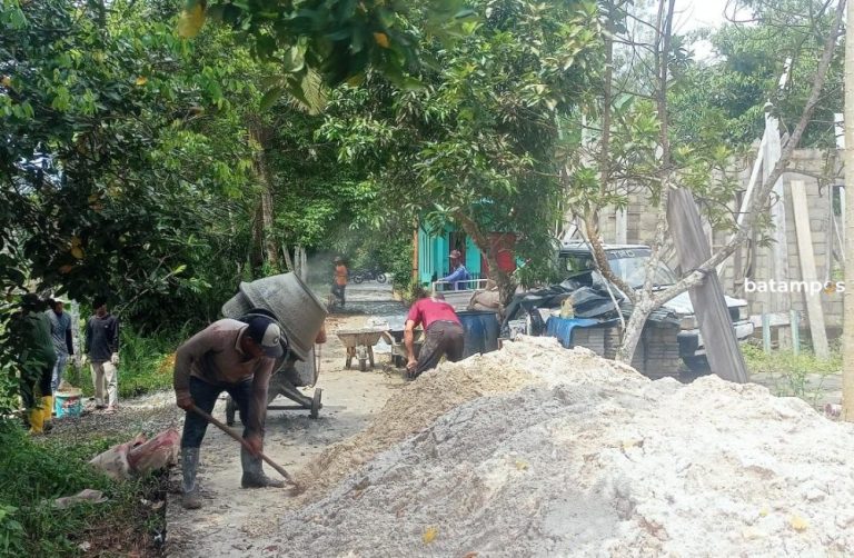 Jalan Rusak di Bukit Kabung Lingga Mulai Diperbaiki, Warga Lega