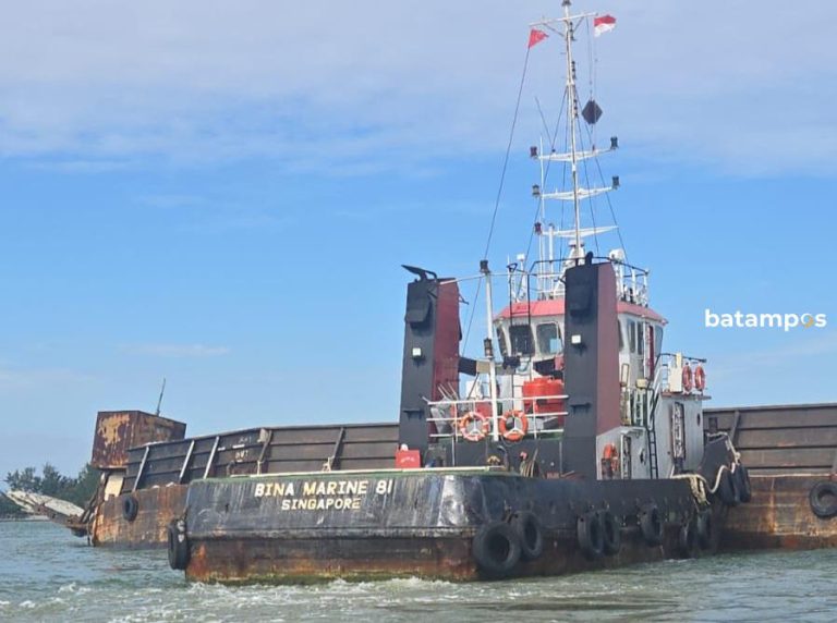 Tongkang Bermuatan Granit Tujuan Singapura Bocor di Perairan Batam, Dievakuasi ke Pulau Putri