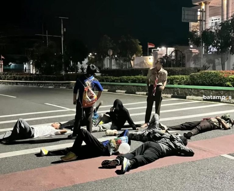 Tren Remaja Nekat Foto di Tengah Jalanan Tanjungpinang, Polisi Ingatkan Bahaya