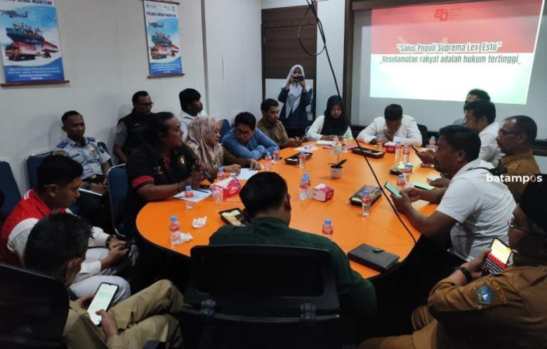 Krisis BBM Melanda Tambelan, Warga Terpaksa Jalan Kaki ke Sekolah