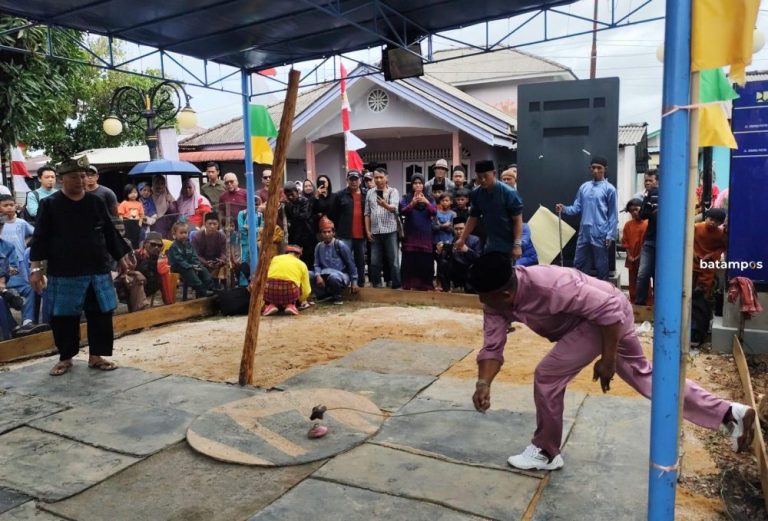 Meriah! Puluhan Tim Adu Gasing di Penyengat Heritage Fest 2025