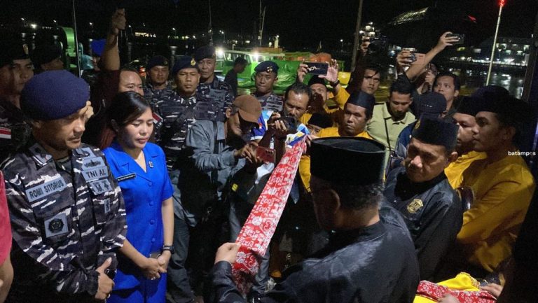 Disambut Adat, Letkol Laut Romi Sitorus Mulai Tugas sebagai Danlanal Tarempa