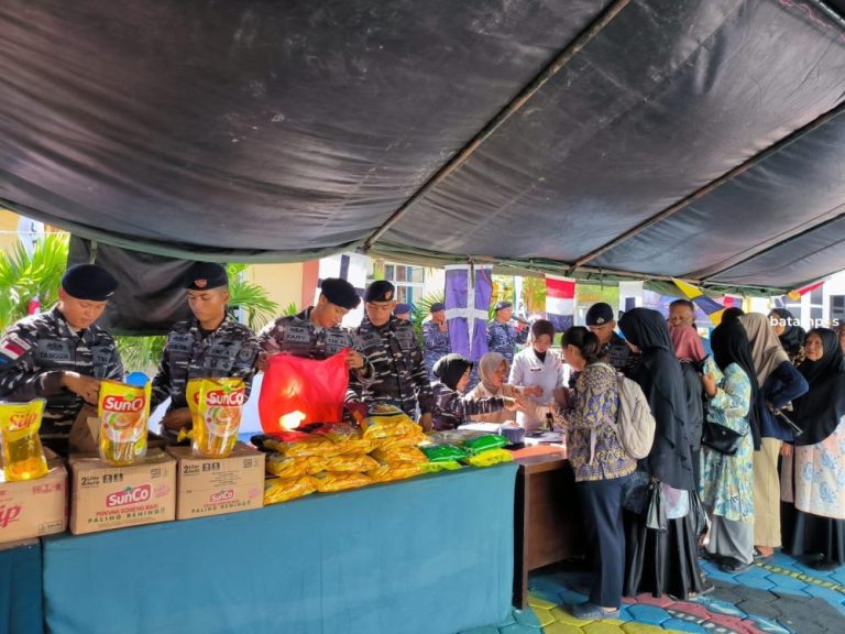 Demi Sembako, Ibu-ibu Serbu Pasar Murah TNI AL di Lanal Tarempa