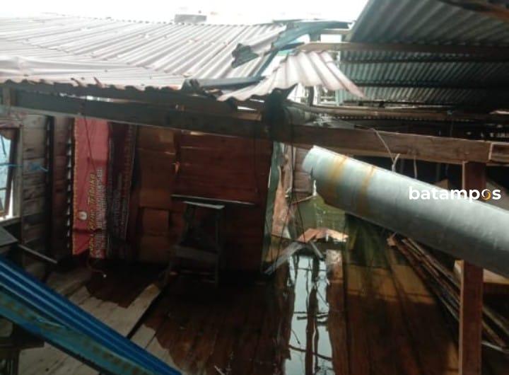 Gelombang Pasang Robohkan Dapur Rumah Warga Pulau Duyung