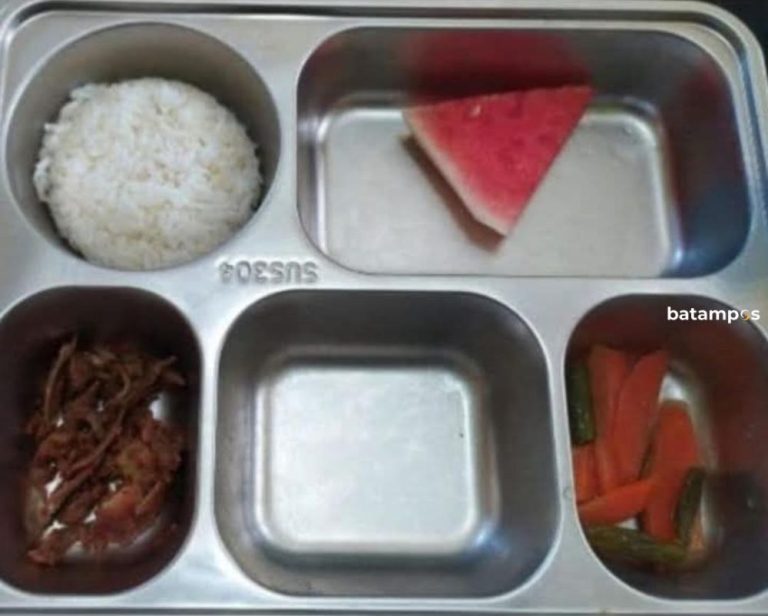 Viral Menu MBG di Bintan, Netizen: Kenyang Lihat Semangka & Teri