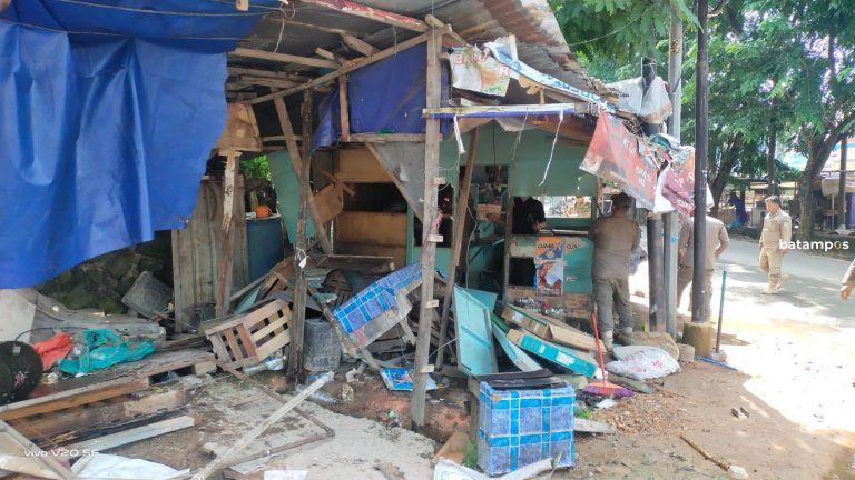 Berdiri di Jalur Keluar Masuk SDN 011, Belasan Kios Liar Ditertibkan di Sagulung