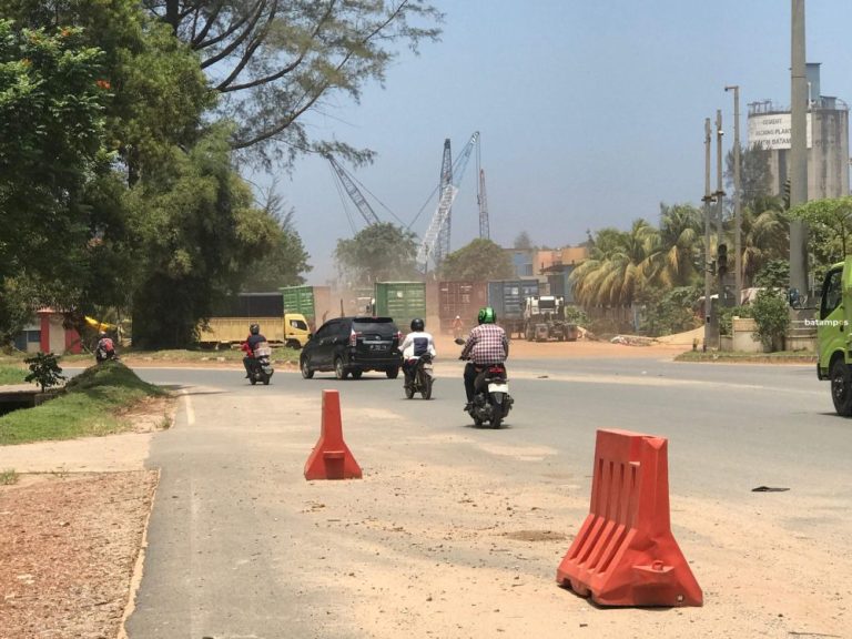 Jalan Duyung Batu Ampar Rusak: Berlubang, Berdebu, dan Rawan Banjir