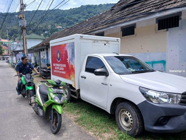 Dinas Kesehatan Hibahkan Dua Mobil Operasional untuk Damkar Anambas