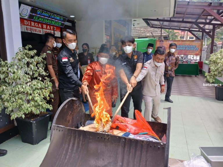 Kejari Anambas Musnahkan 1 Kg Sabu, Termasuk Milik Mantan Polisi