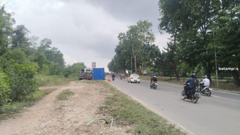 Kontainer Biru Terguling di Tanjakan Southlink, Lalin Sempat Macet