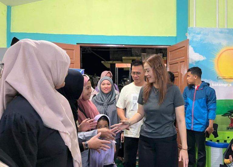 Saat Bupati Anambas dan Istri Hangatkan Malam Minggu di Perpustakaan Daerah