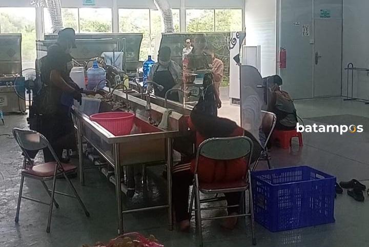 Kerja Berat, Tanggung Risiko Keracunan, Segini Upah Petugas SPPG Lingga