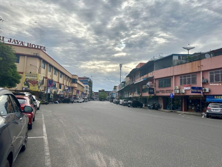 Kawasan Pertokoan Nagoya Sepi, Mall Tetap Normal