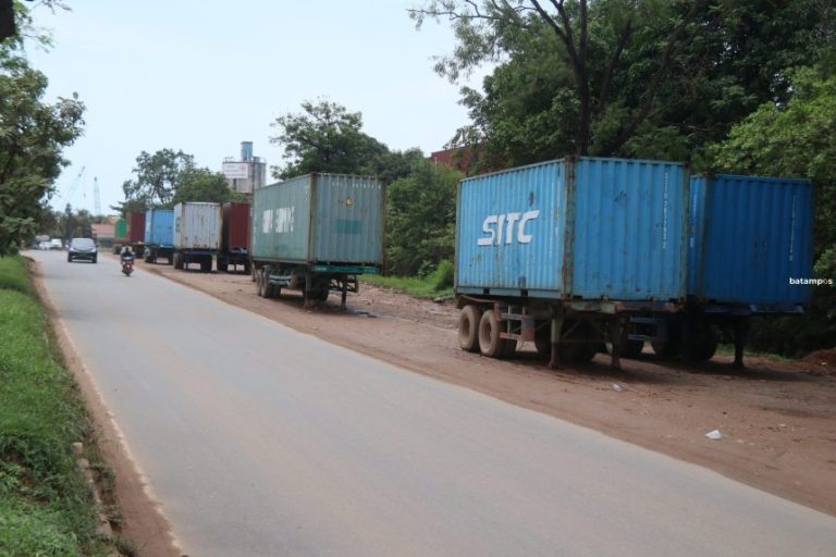 Hanya Gandengan Kendaraan, Satlantas Sebut Tak Bisa menindak Kontainer Parkir di Bahu Jalan