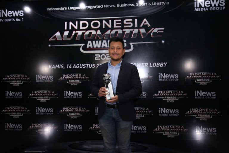 PENGHARGAAN BARU, SUZUKI FRONX RAIH ‘ROOKIE OF THE YEAR’ AJANG INDONESIA AUTOMOTIVE AWARDS 2025