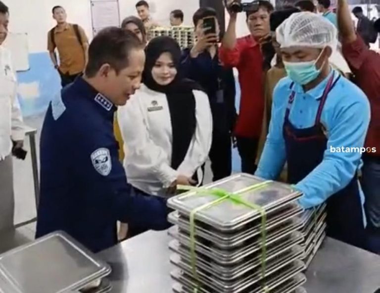 Tinjau Dapur SPPG Batam,  Menteri Hanif Ingatkan Pentingnya Kelola Limbah MBG