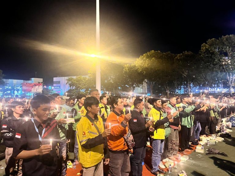 Driver Ojol dan Mahasiswa Batam Gelar Seribu Lilin untuk Affan Kurniawan