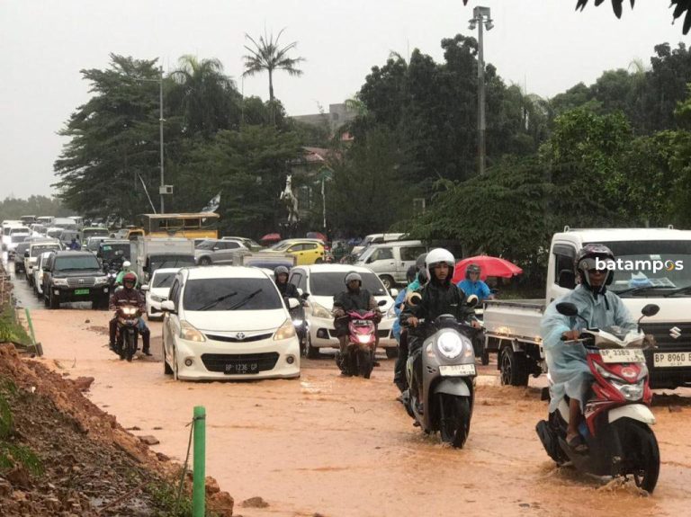 Pengendara Terpaksa Pelan, Jalan Laksamana Bintan Kembali Tergenang