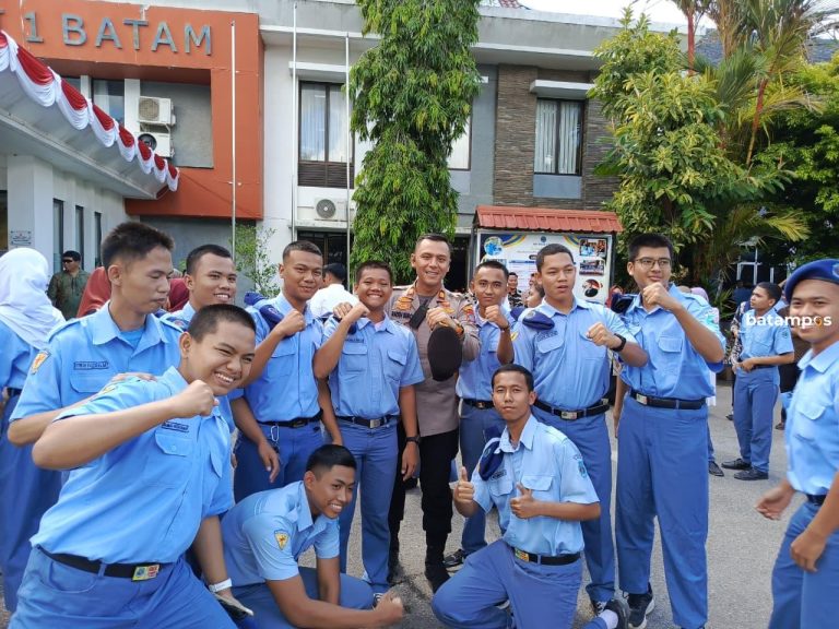 AKP Raden Bimo Dwi Lambang, Kapolsek Batuaji Jadi Rebutan Siswa untuk Swafoto Usai Dampingi Wapres Gibran di SMKN 1 Batam