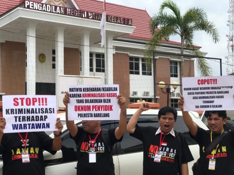 Aktivis Gelar Aksi Solidaritas untuk Gordon di PN Batam, Desak Hentikan Kriminalisasi Wartawan