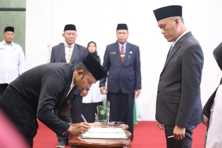 Momentum Penyegaran dan Peningkatan Pelayanan, Kakanwil Kemenag Lantik 16 Pejabat Pengawas