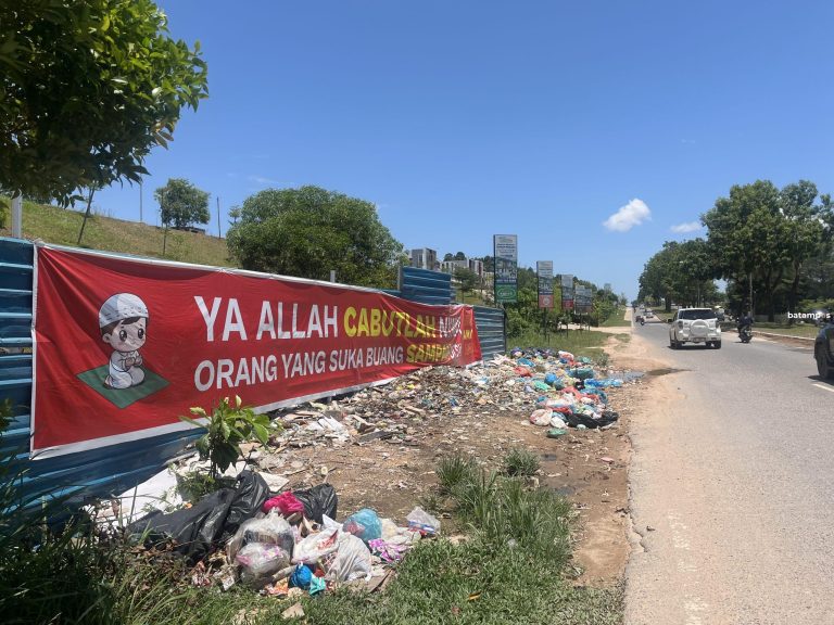 Spanduk Doa Cabut Nyawa Pembuang Sampah Sembarangan Terpampang di Tembesi