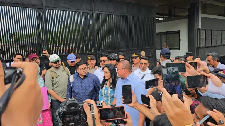 Jerome-Andovi Serahkan Tuntutan Rakyat 17+8 ke DPR, Rieke Diah Pitaloka: Insyaalah Kita Sampaikan ke Pimpinan