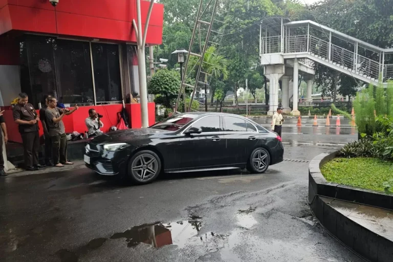 KPK Amankan Dua Mobil Mewah dari Eks Wamenaker Immanuel Ebenezer, Total 27 Kendaraan Disita