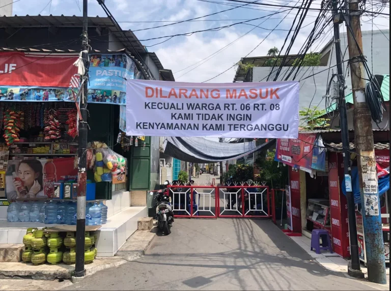 Warga dan Aparat Jaga Ketat di Dekat Rumah Ahmad Sahroni Usai Penjarahan